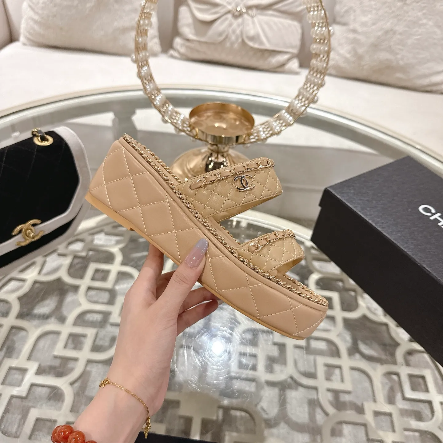 💕💕Factory direct selling price p600💕💕 𝐂𝐇𝐀𝐍𝐄𝐋 | Xiaoxiang 25𝐬𝐬 🦋2025 Spring and Summer New Products Counter Classic Xiaoxiang Double C Diamond Chain Slippers Series New〰 🍬 A must-have in the BS fashion circle The matching will interpret the meticulous, minimalist and classic elements that will never fade away. 💋 Showing a unique dressing style that is too beautiful to say. A must-have for summer... Upper: original high-customized lambskin. Lining: imported mixed sheepskin lining. Outsole: original molded non-slip outsole. Shoe size: 35-39 (34.40.41.42 customization is not returnable).